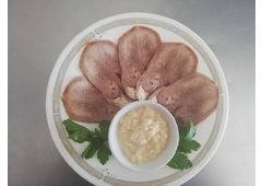 Язык говяжий отварной с хреном